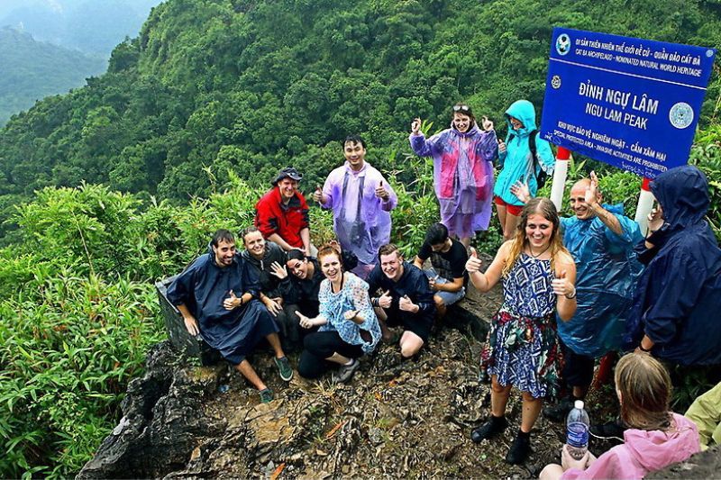 eroberung des gipfels ngu lam im cat ba nationalpark