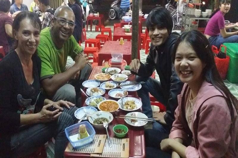 genießen sie das gute essen in hue mit einer vespa-tour