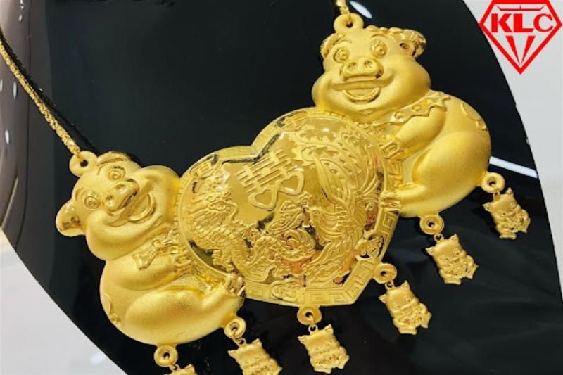 goldschmuck in form eines schweins