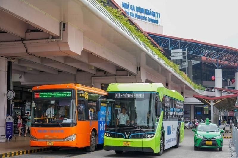 mit dem kostenlosen elektrischen shuttle können sich passagiere bequem zwischen den terminals t1 und t2 bewegen.