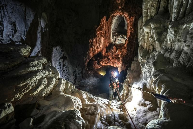 mit sicherheitsausrüstung in die son-doong-höhle hinabsteigen