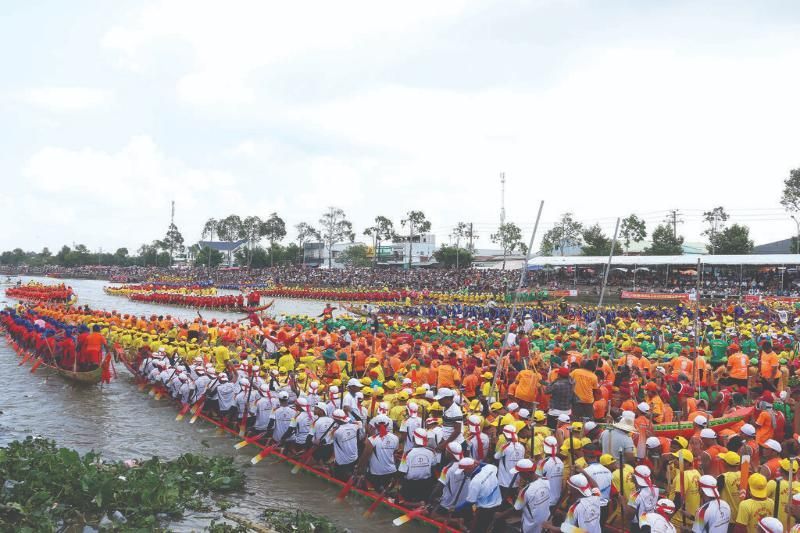 traditionelles einbaumrennen in soc trang