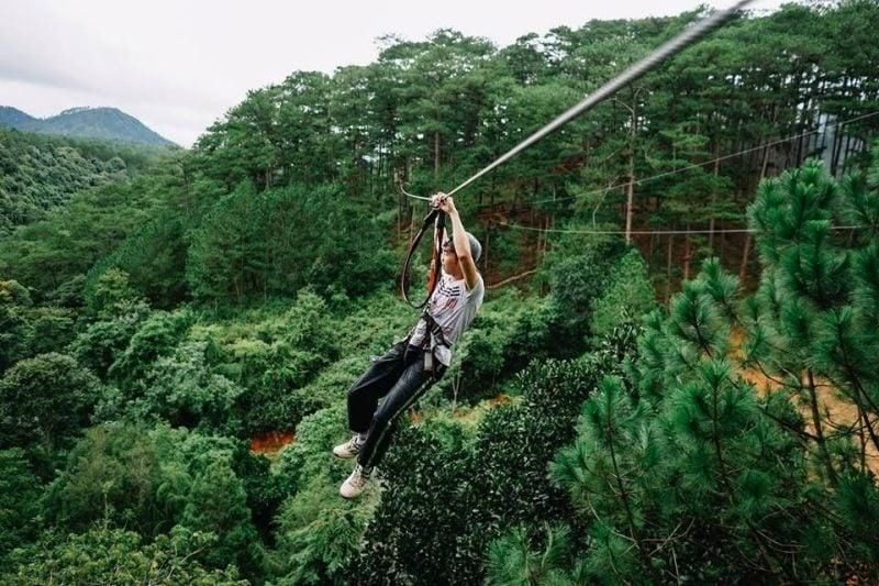 ziplines in vietnam bieten atemberaubende ausblicke auf die üppigen wälder und die berge von da lat