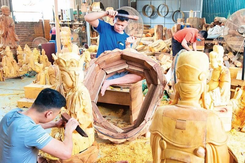 die handwerker des handwerksdorfes sơn Đồng stellen wunderschöne skulpturen her