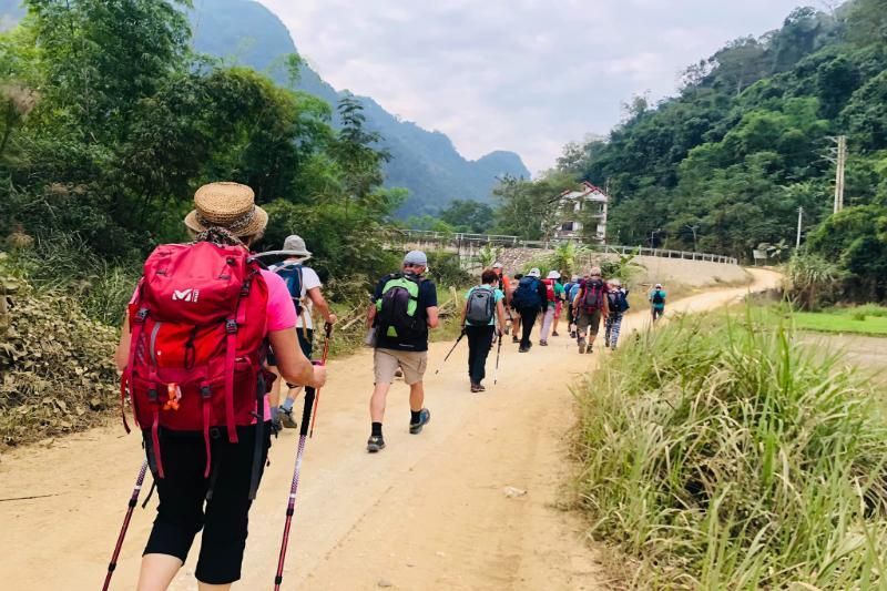 eine gruppe, die die leidenschaft für trekking teilt