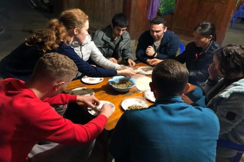 das essen bei einer einheimischen person zubereiten