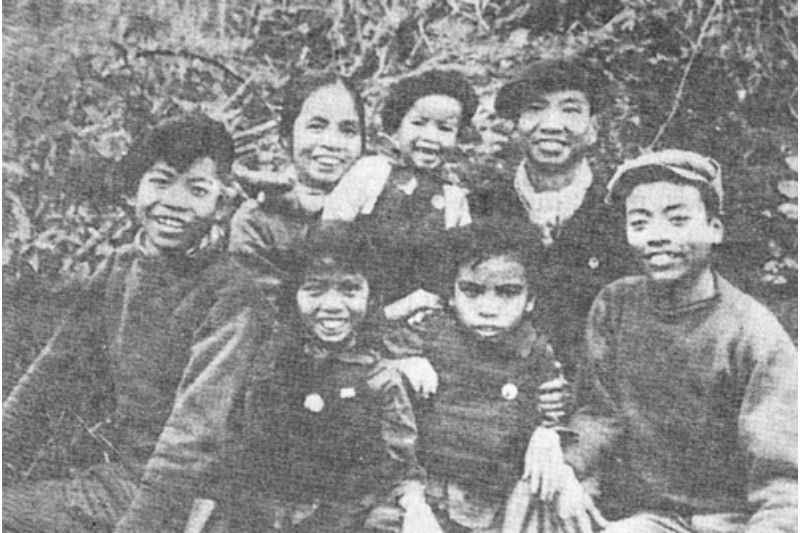 das letzte foto von tô ngọc vân mit seiner familie, bevor er zum feldzug nach dien bien phu aufbrach