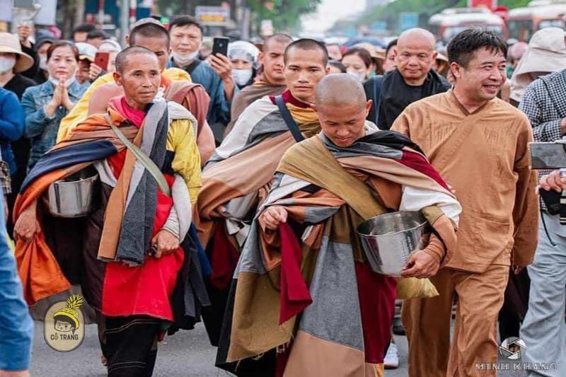 der mönch thich minh tue und seine „gläubigen“