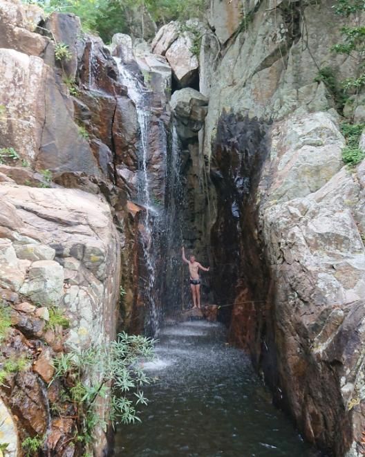 genießen sie die kühle erfrischung des kristallklaren wassers eines natürlichen wasserfalls