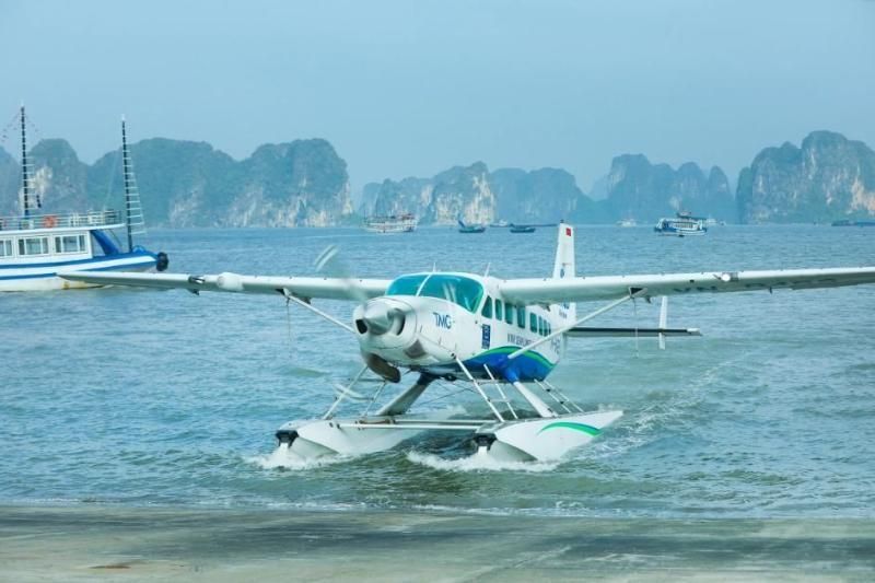 mit dem wasserflugzeug über die halong-bucht fliegen