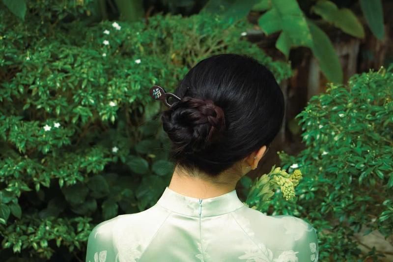 moderne haarnadeln aus perlmutt in verbindung mit traditioneller vietnamesischer kleidung