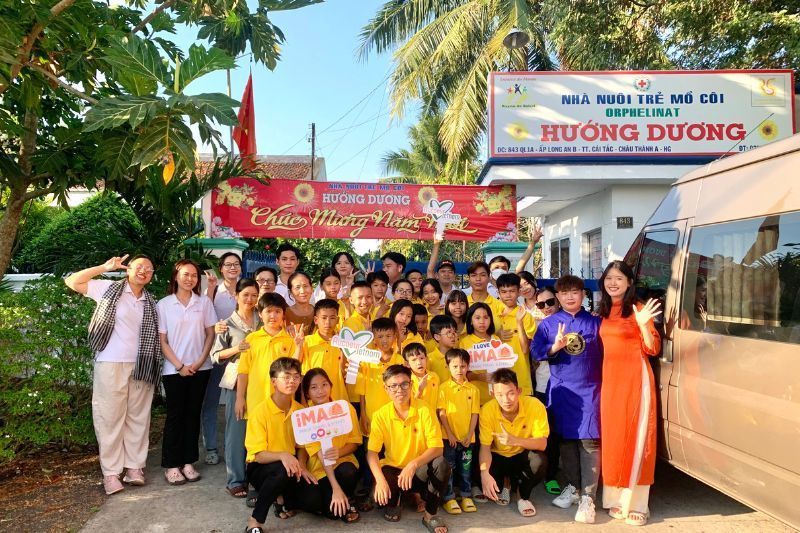Besuch eines Waisenhauses der Reiseagentur in Vietnam Aucoeurvietnam – Image Travel