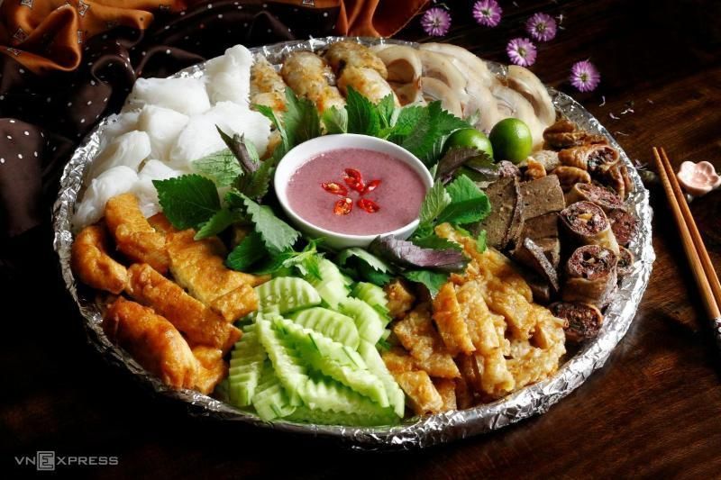 Bun dau mam tom – un plato emblemático para comer con la pasta de camarón vietnamita (Fuente: VnExpress)