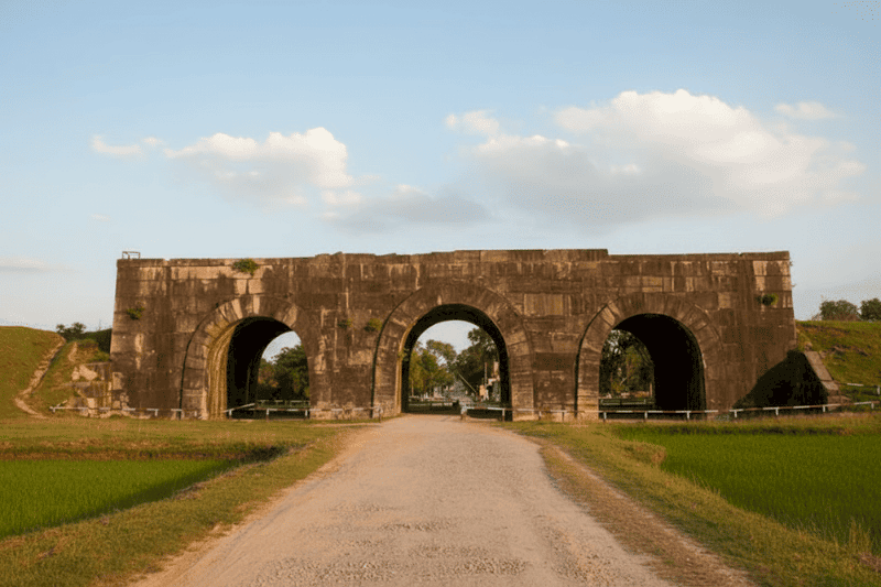 Das beeindruckende und solide Südtor der Zitadelle mit seinen drei Eingängen (Bildquelle: Vietnam Airlines)
