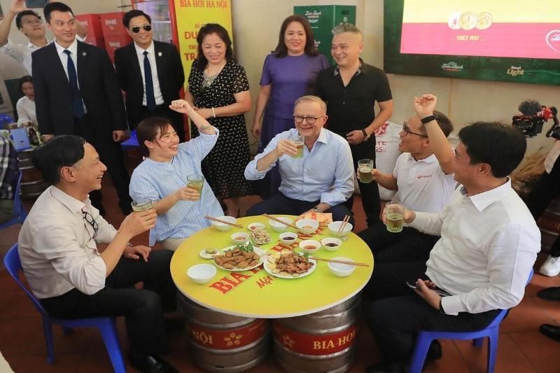 Der australische Premierminister Anthony Albanese (Mitte) trinkt vietnamesisches Bier (Quelle: Le Courrier du Vietnam)