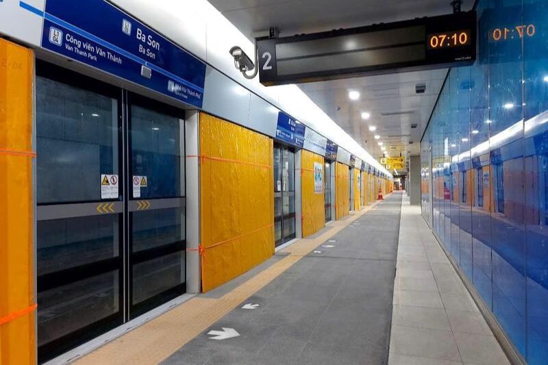 der Ein- und Aussteigebereich für Passagiere an der unterirdischen Station Ba Son.
