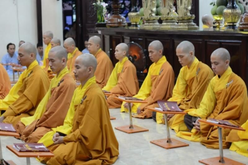 dhyāna mudrā im vietnamesischen Buddhismus (Quelle Vuon Hoa Phat Giao)