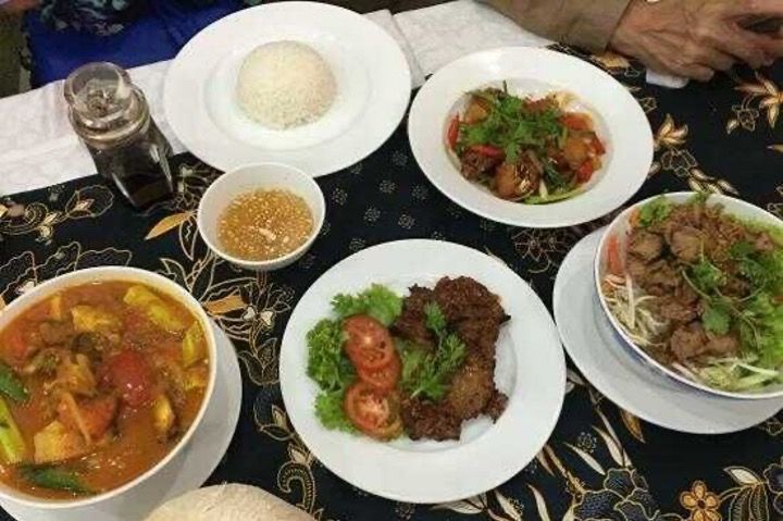 die berühmte Meeresfrüchte-Tom-Yam-Suppe (links) und das Kerabu mit thailändischer Mango (rechts) im Restaurant Serai