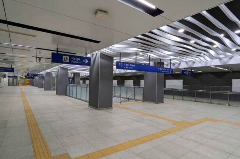 Die Decke der Station Ba Son ist mit wellenförmigen Stahlmotiven verziert, die ein einzigartiges Design bieten.