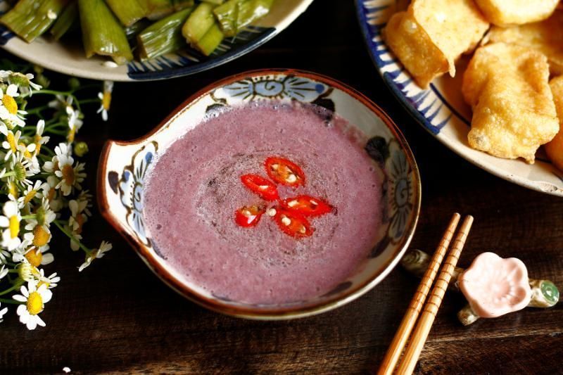 Die einzigartige violette Farbe der vietnamesischen Garnelenpaste