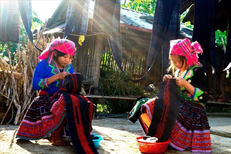 Die Hmong aus Lai Châu können schon seit sehr langer Zeit sticken und Kleidung herstellen (Le journal dan toc mien nui)