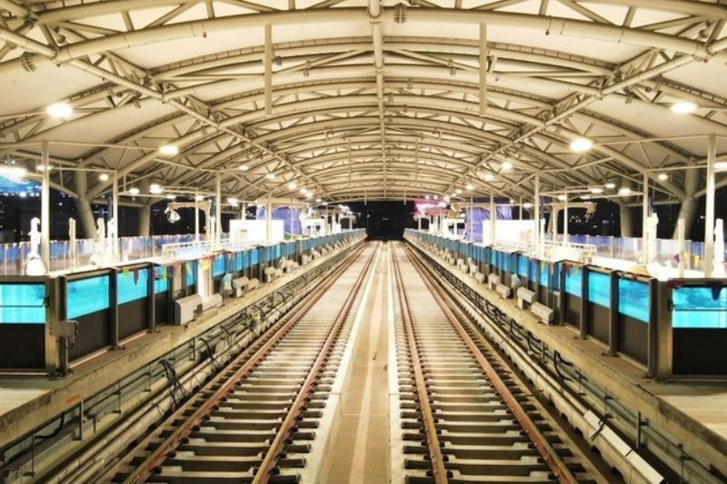 Die Zugstationen sind auch mit einem modernen Beleuchtungssystem für die Nacht ausgestattet.
