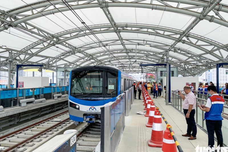 Die Zugstationen sind mit gewölbten Stahl- und Wärmedämmplatten ausgestattet.