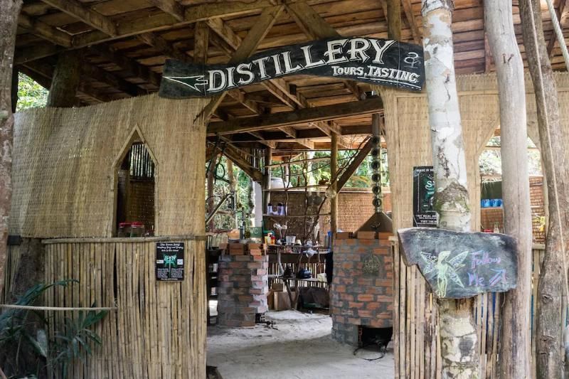 Distillerie Syn, Absolut-Brennerei. Quelle: buddhadrinksfanta.com