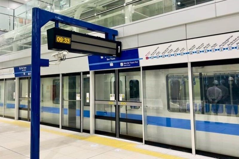 ein heller und moderner Raum am Eingang der Bahnsteige der Station Bến Thành.