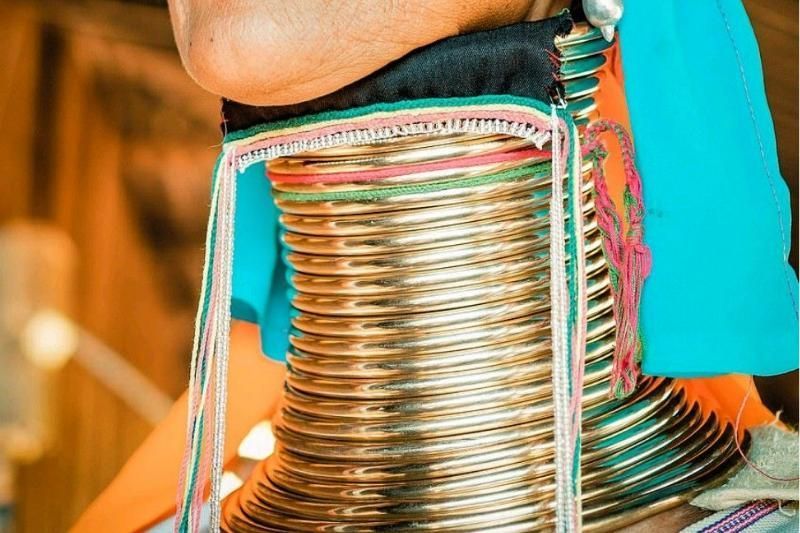 Ein Stoff in den Halsketten (Quelle: Pinterest)