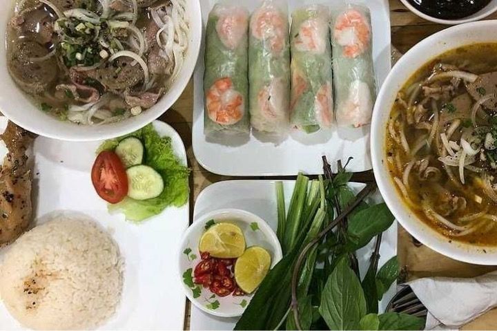 Eine vollständige Mahlzeit für die Gäste, bestehend aus verschiedenen vietnamesischen Gerichten.