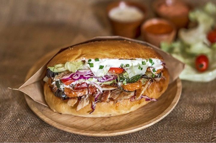 Kebab mit halal Fleisch im Restaurant Kebaby serviert.