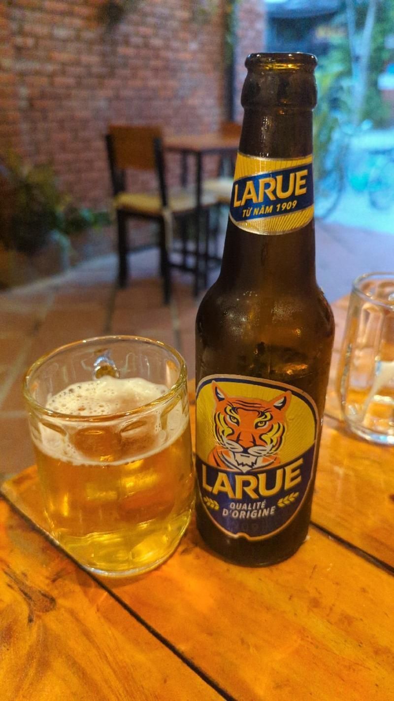 die Straße in einer Flasche mit dem Logo des orangefarbenen Tigers