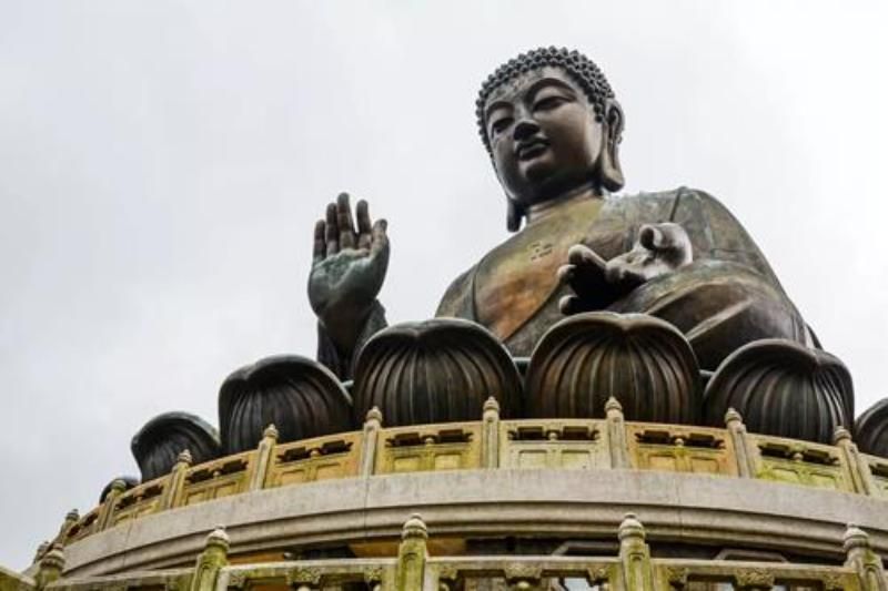 Buddhismus in Vietnam: Die große Buddha-Statue steht außerhalb des Tempels – die Hand in Abhaya-Mudrā erhoben. Quelle: lichngaytot.com
