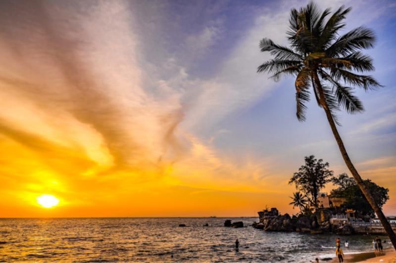 Der Dinh-Cau-Strand ist im Licht des Sonnenuntergangs wunderschön. Quelle: visitphuquoc.com