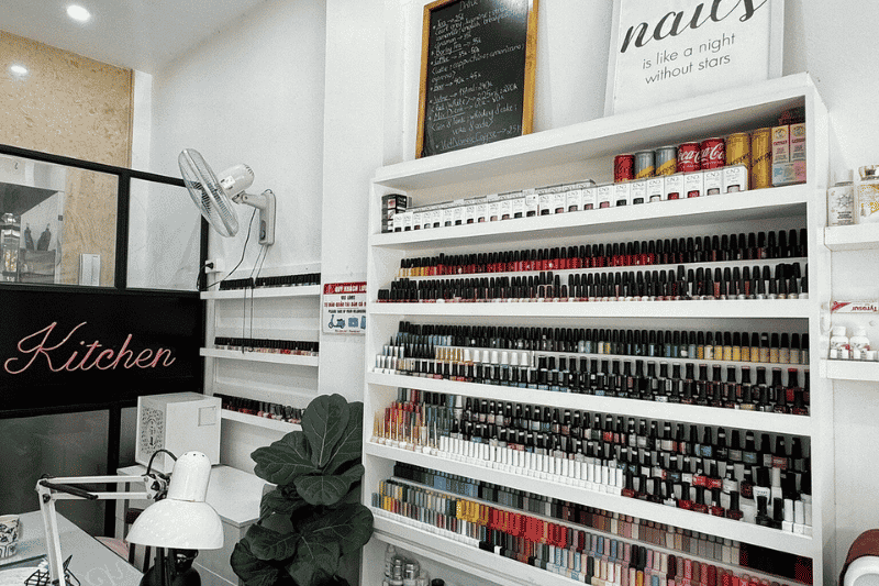 Nail Kitchen 3 zeichnet sich durch seine große Farbauswahl und sein modernes Ambiente für Maniküre- und Pediküre-Dienstleistungen aus (Quelle: Internet)