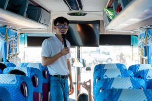 Nhi Dais Reiseführer (kommt aus Buon Ma Thuot) im Bus
