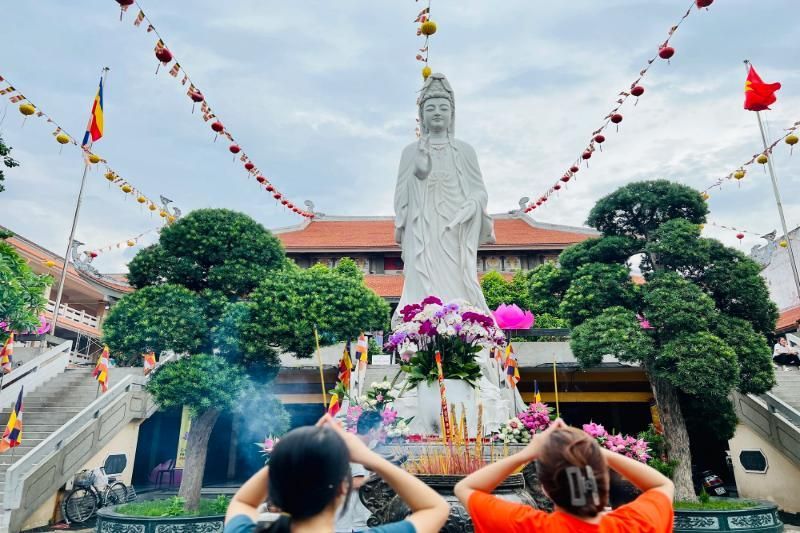 vor dem Bodhisattva in der Pagode in Vietnam beten