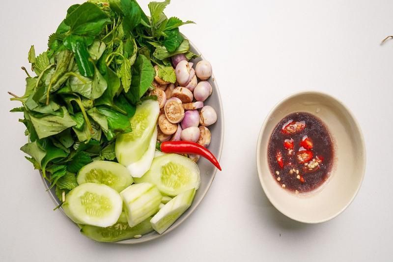 Garnelenpaste mit frischem Gemüse und thailändischer Aubergine