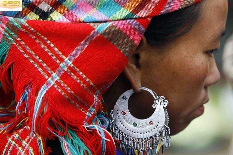 Silberschmuck der Hmong (Die Zeitung Nong Nghiep Moi truong)