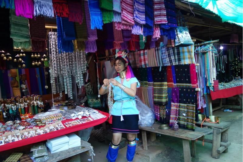 Souvenirs im Dorf der Frauen mit dem langen Hals kaufen (Quelle: maehongsonthailand)