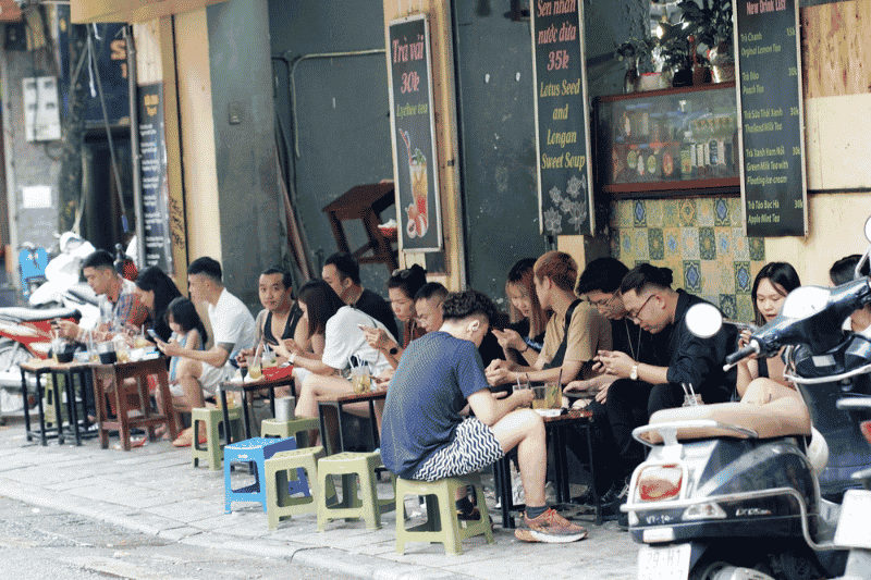 Traditionelle Straßenimbissstände in Vietnam (Quelle: Zeitung Thanh Niên)
