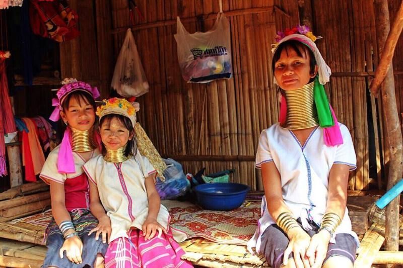 Triff die Karen-Gemeinschaft mit langen Hälsen auf einer Reise nach Thailand (Challenge abroads)