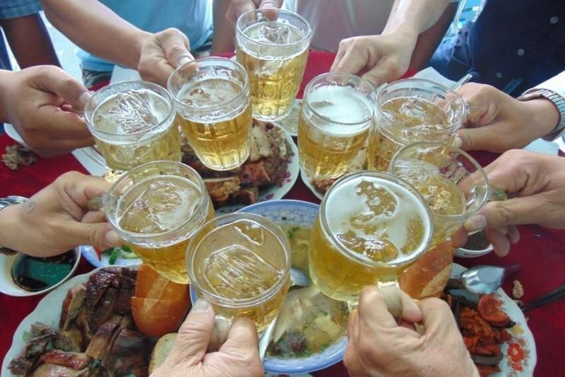 vietnamesisches Bier mit Eis trinken (spicy food studio)