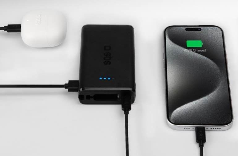 Wiederaufladbare Powerbank mit guten Steckdosen (Quelle: sbsmobile)
