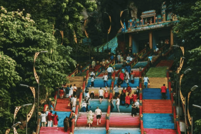 die farbenfrohen treppen der batu caves in kuala lumpur, malaysia - quelle theodore nguyen - pexels)