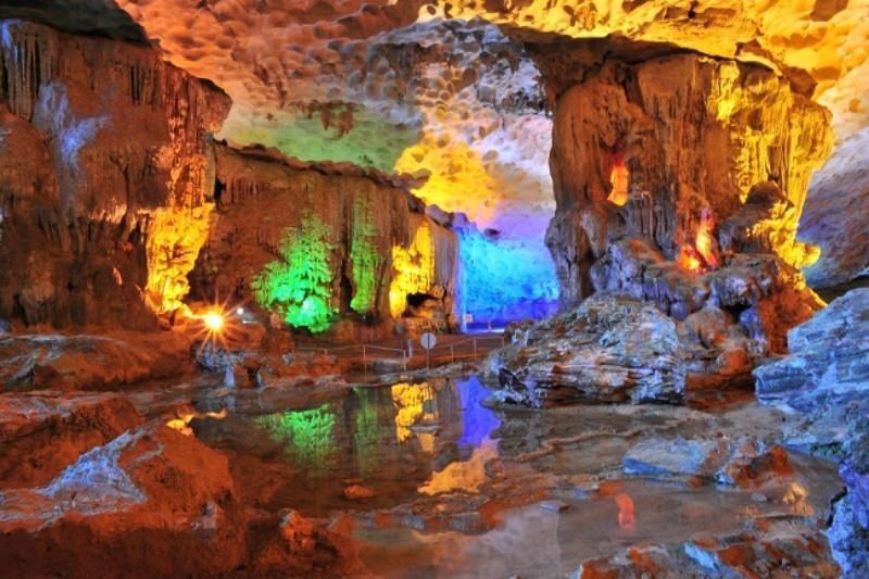 Die Höhle der Überraschungen (Hang Sửng Sốt), Halong-Bucht (Quelle: Internet)