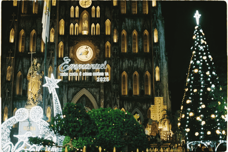 die kathedrale von hanoi während der weihnachtsfeierlichkeiten (quelle hong son - pexels)el
