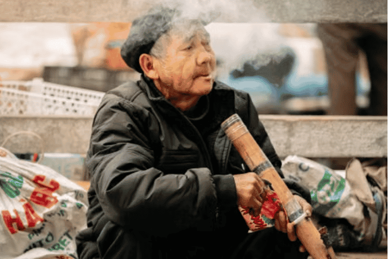 ein älterer mann raucht eine traditionelle vietnamesische wasserpfeife (quelle hoa le dinh - pexels)