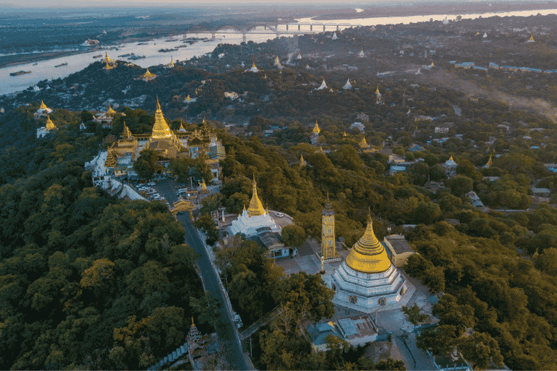 _eine atemberaubende luftaufnahme des mandalay-hügels mit seinen goldenen pagoden im morgengrauen und einem herrlichen blick auf den irrawaddy-fluss - quelle tony wu - pexels)